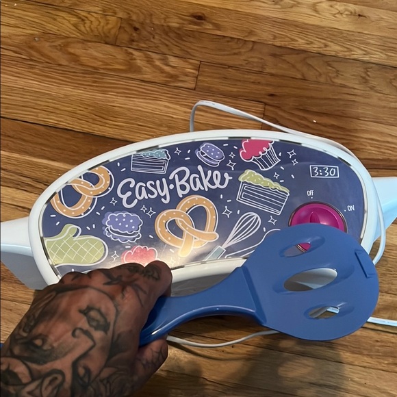 Easy-Bake Oven with Fun Graphics - Picture 2 of 4